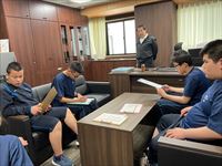 校長室のソファに座る様子