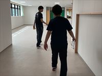 中学部のフロアを歩く様子